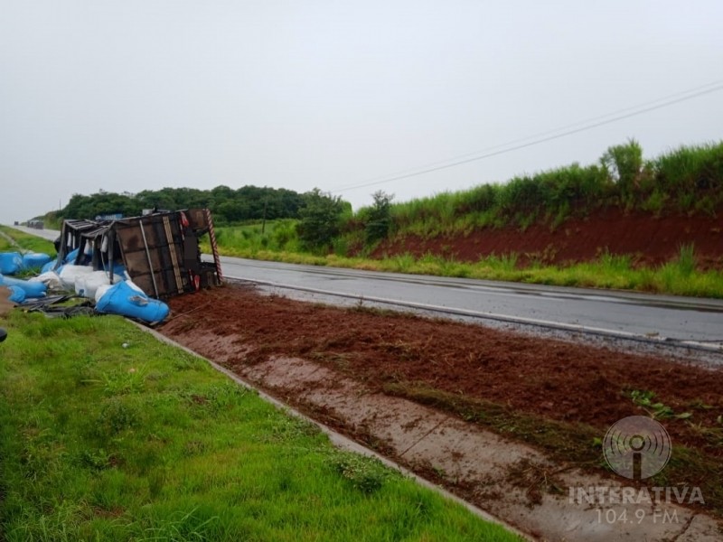 Carreta Carregada Adubo Tomba Na Br Em Capit O Le Nidas Marques